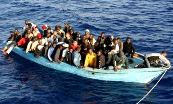 Une embarcation d'immigrs clandestins fait naufrage au large de la Libye.