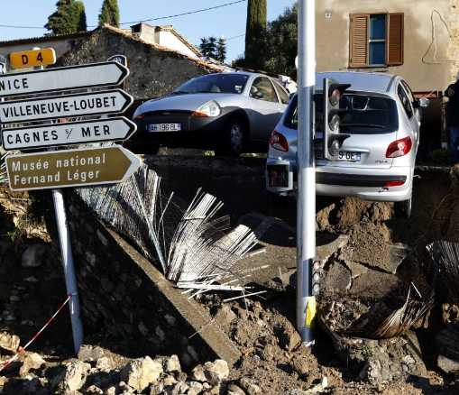 Un orage diluvien sur la Cte-d'Azur provoque d'importants de trs dgts matriels, et surtout, cause la mort de 20 personnes.