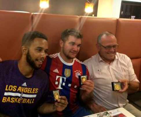 Sur la ligne de TGV Amsterdam Paris, plusieurs passagers du Thalys dont trois amricains dsarment courageusement le terroriste Ayoub El Khazzani , vitant ainsi plusieurs meurtres.   